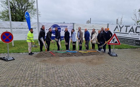 v.l.n.r.: Herr Cevik (Aytac Bau GmbH), Oliver Spieß (Verbandsvorsitzender ZVBRV), Alexander Flock (Geschäftsführer ZVBRV), Axel Müller (MdB), Hans-Jörg Henle (Oberbürgermeister Leutkirch), Elena Clesle (PWC), Benjamin Strasser (MdB), Waldemar Westermayer (Gemeinderat und Fraktionsvorsitzender), Claudia Maier (Gemeinderätin und stellvertr. Ortsvorsteherin Wuchzenhofen), Renate Falter (Ortsvorsteherin Reichenhofen), Herr Kreeb (Corwese GmbH), Josef Mahler (Ortsvorsteher Diepoldshofen)