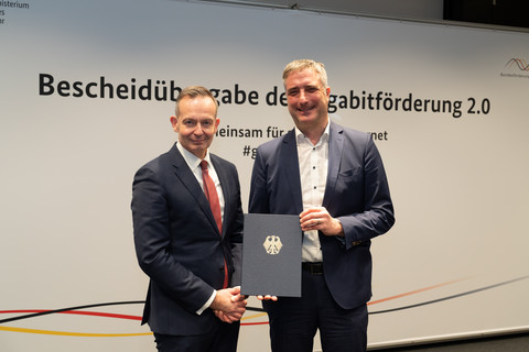 Dr. Volker Wissing und Oliver Spieß bei der Übergabe der Förderurkunde.