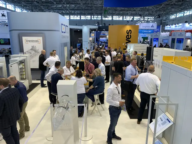 Auf dem Bild ist das Team des ZVB RV am Messestand von connectcom zu sehen. 